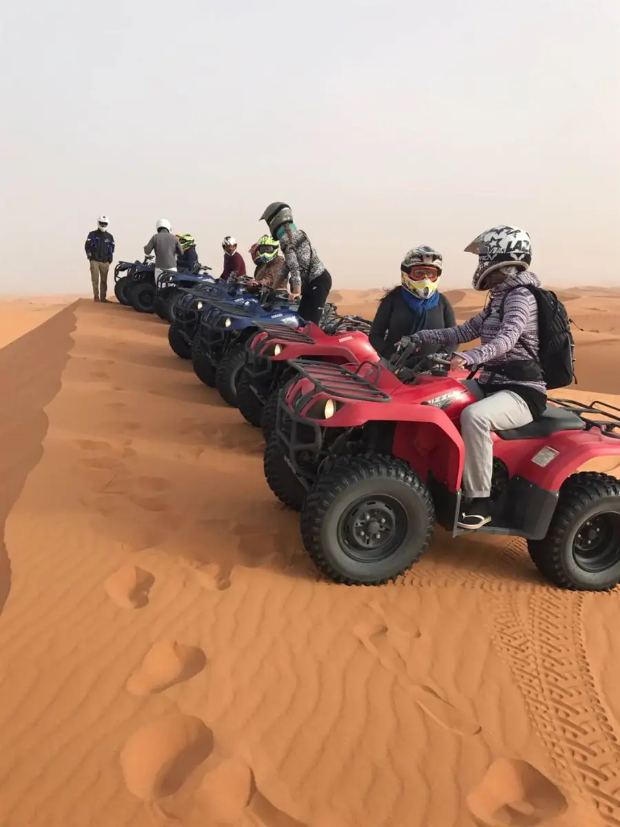 Quads garés sur une crête de dune dans le désert marocain